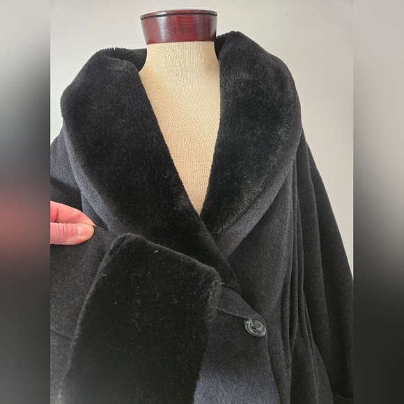 VINTAGE XCEPTION virgin wool Black Double-Breasted Coat with faux fur collar. 14 - Picture 4 of 14